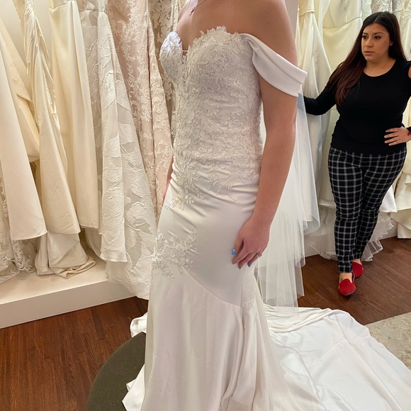 Pronovias Dante Wedding Dress - Picture 4 of 4